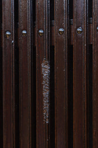 幅1150ミリ、高さ2010ミリ　時代を経た鉄素材が味わい深い総欅富山蔵戸　G2531