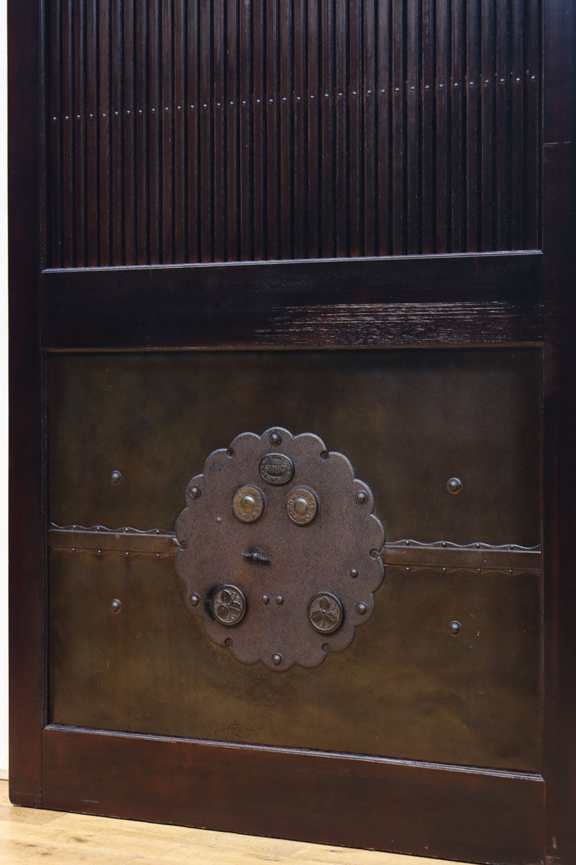 幅1150ミリ、高さ2010ミリ　時代を経た鉄素材が味わい深い総欅富山蔵戸　G2531