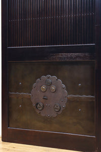 幅1150ミリ、高さ2010ミリ　時代を経た鉄素材が味わい深い総欅富山蔵戸　G2531