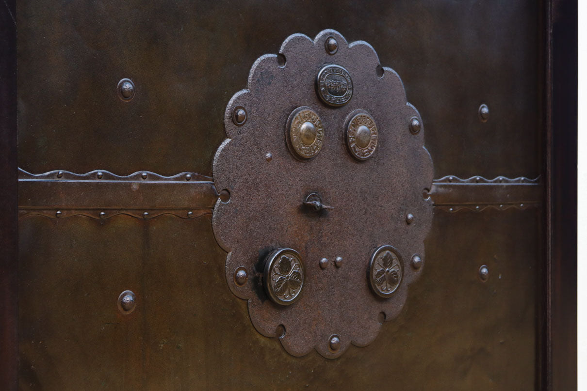 幅1150ミリ、高さ2010ミリ　時代を経た鉄素材が味わい深い総欅富山蔵戸　G2531