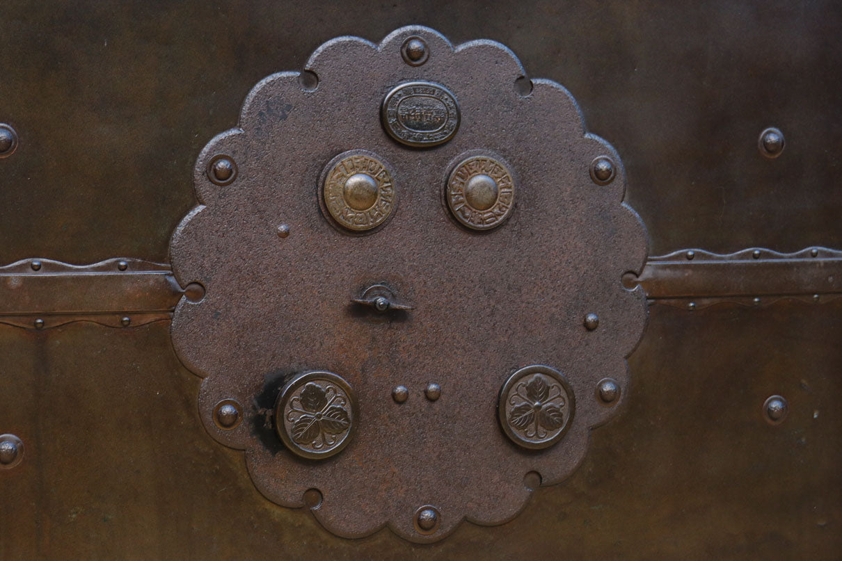 幅1150ミリ、高さ2010ミリ　時代を経た鉄素材が味わい深い総欅富山蔵戸　G2531