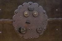 幅1150ミリ、高さ2010ミリ　時代を経た鉄素材が味わい深い総欅富山蔵戸　G2531