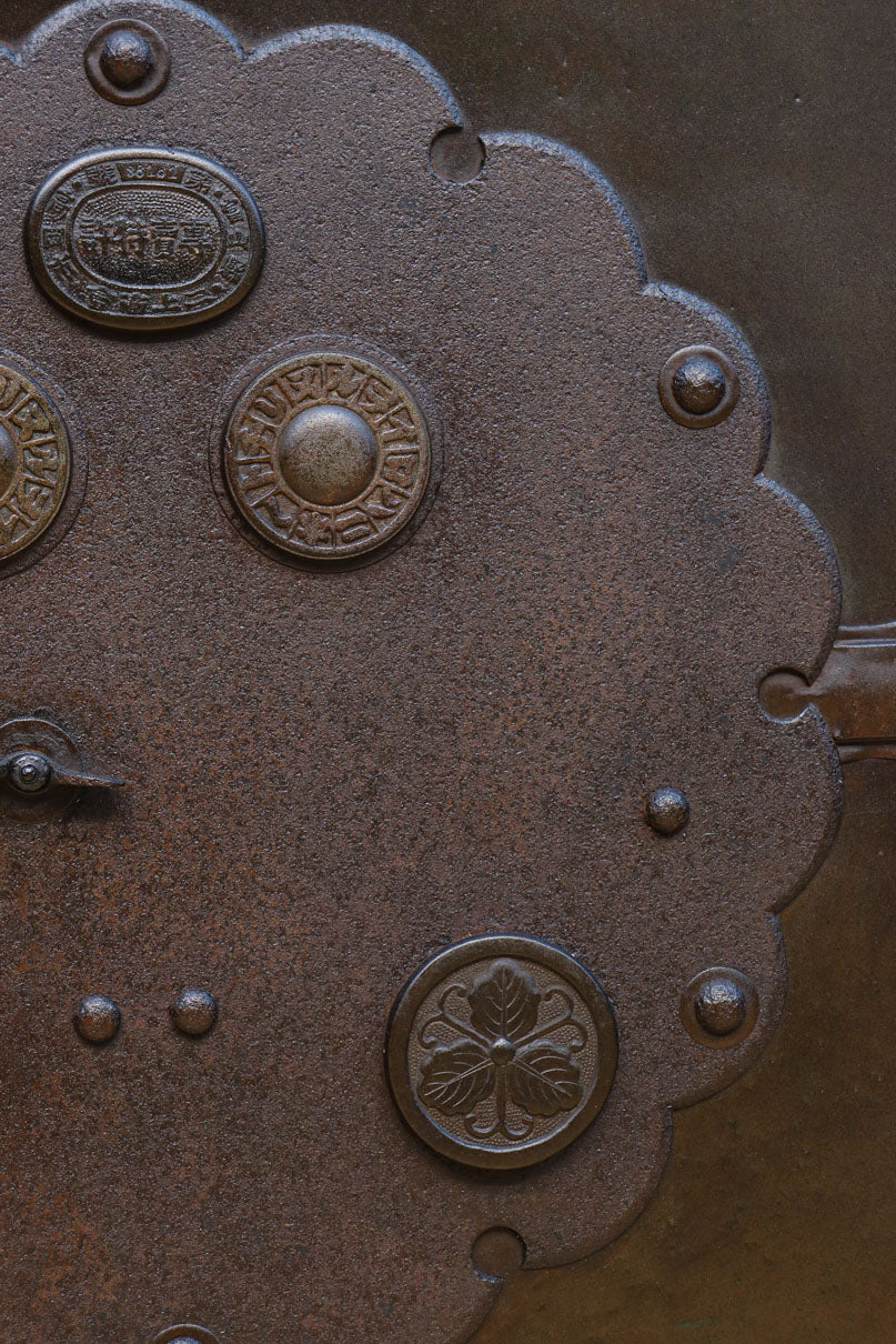 幅1150ミリ、高さ2010ミリ　時代を経た鉄素材が味わい深い総欅富山蔵戸　G2531