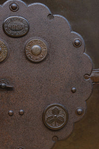 幅1150ミリ、高さ2010ミリ　時代を経た鉄素材が味わい深い総欅富山蔵戸　G2531