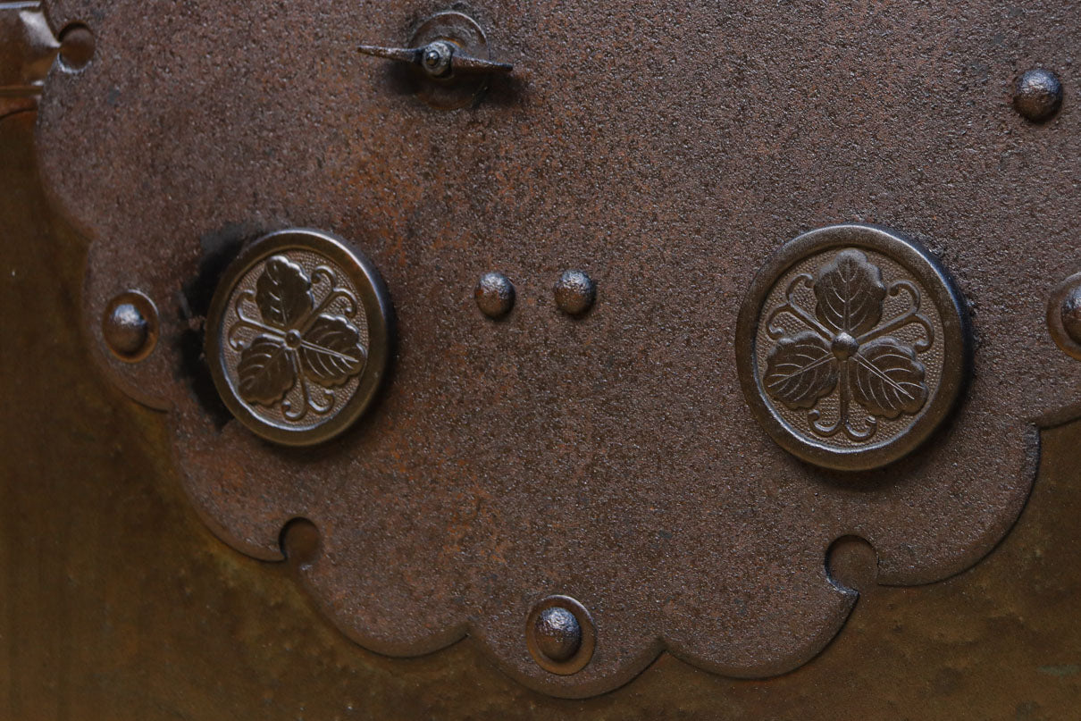 幅1150ミリ、高さ2010ミリ　時代を経た鉄素材が味わい深い総欅富山蔵戸　G2531