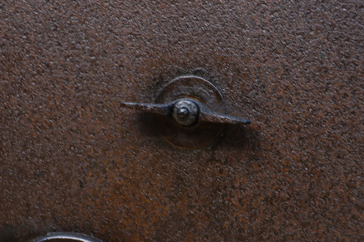 幅1150ミリ、高さ2010ミリ　時代を経た鉄素材が味わい深い総欅富山蔵戸　G2531