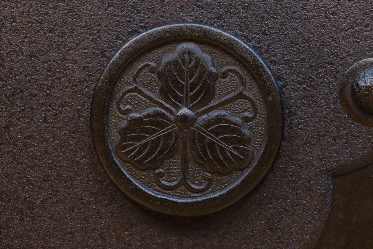 幅1150ミリ、高さ2010ミリ　時代を経た鉄素材が味わい深い総欅富山蔵戸　G2531