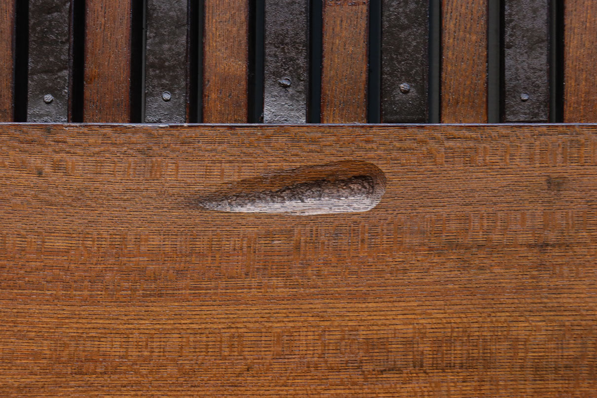 幅1150ミリ、高さ2010ミリ　時代を経た鉄素材が味わい深い総欅富山蔵戸　G2531