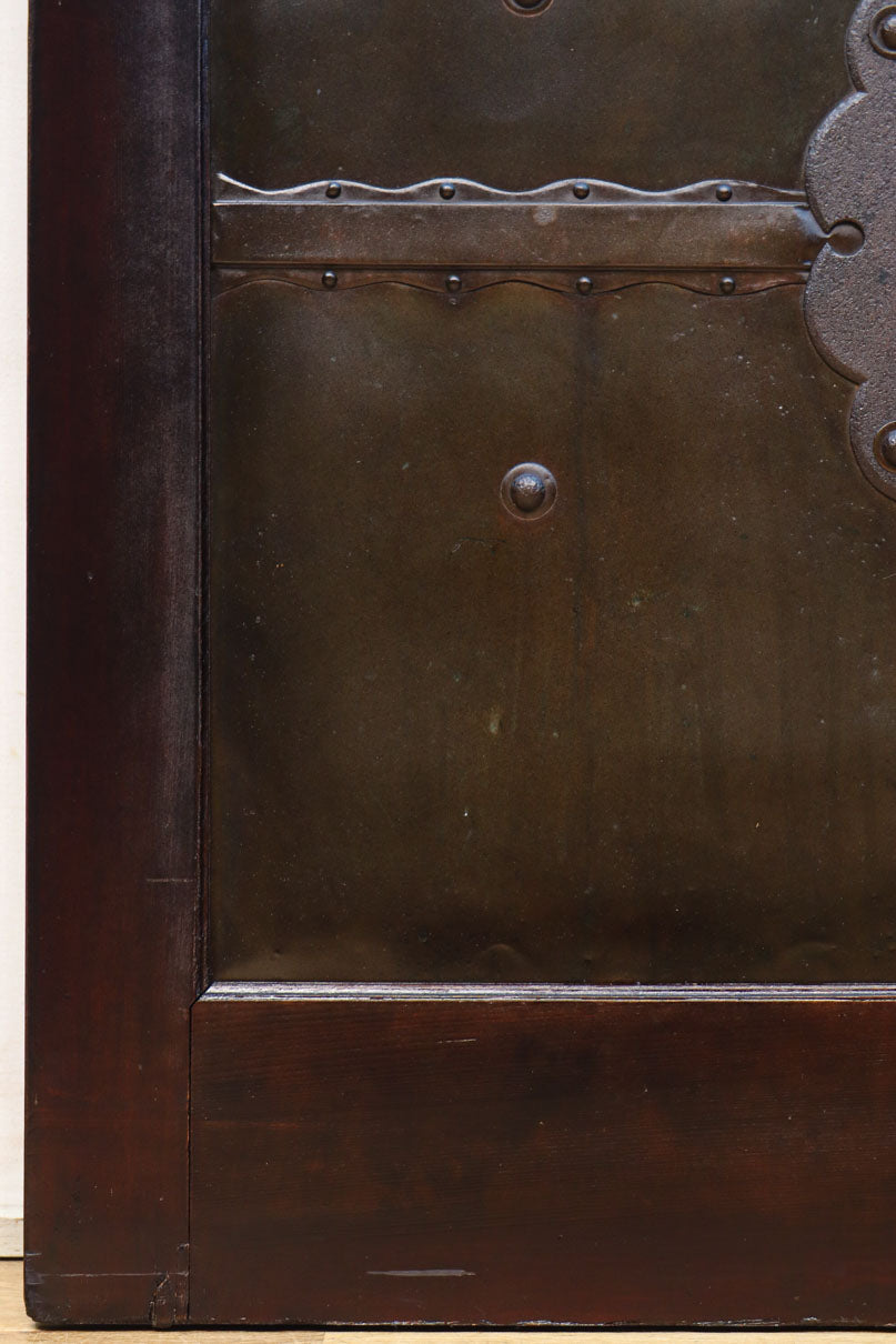 幅1150ミリ、高さ2010ミリ　時代を経た鉄素材が味わい深い総欅富山蔵戸　G2531