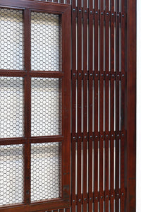 幅1163ミリ、高さ2020ミリ　網入りの小窓を設けた風情ある格子蔵戸　G2533