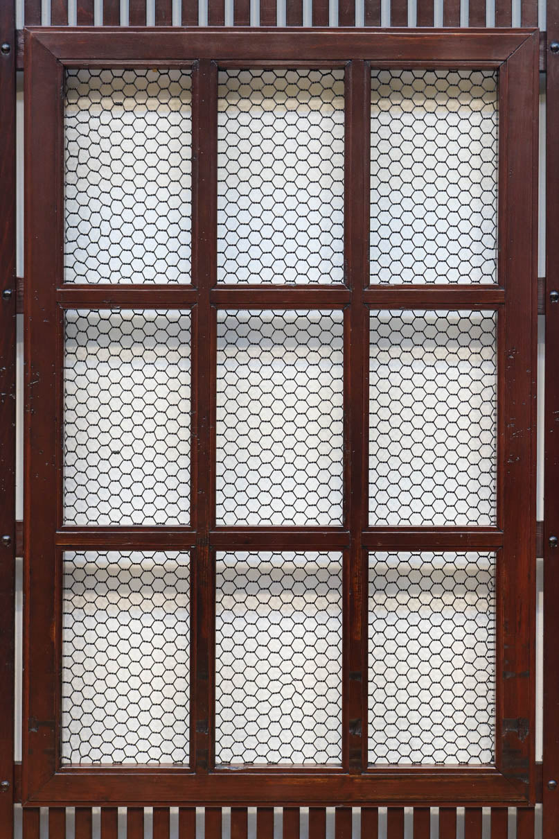 幅1163ミリ、高さ2020ミリ　網入りの小窓を設けた風情ある格子蔵戸　G2533