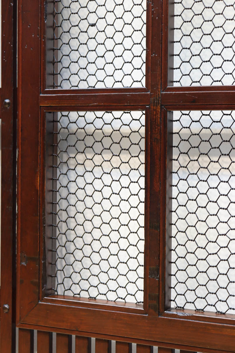 幅1163ミリ、高さ2020ミリ　網入りの小窓を設けた風情ある格子蔵戸　G2533