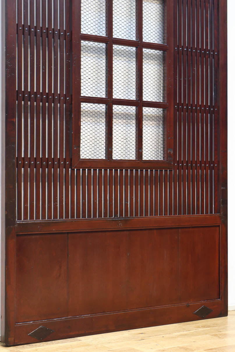 幅1163ミリ、高さ2020ミリ　網入りの小窓を設けた風情ある格子蔵戸　G2533