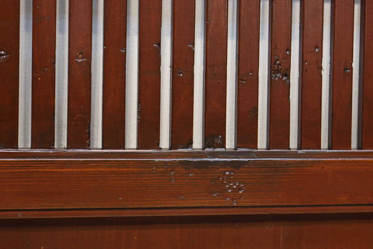 幅1163ミリ、高さ2020ミリ　網入りの小窓を設けた風情ある格子蔵戸　G2533