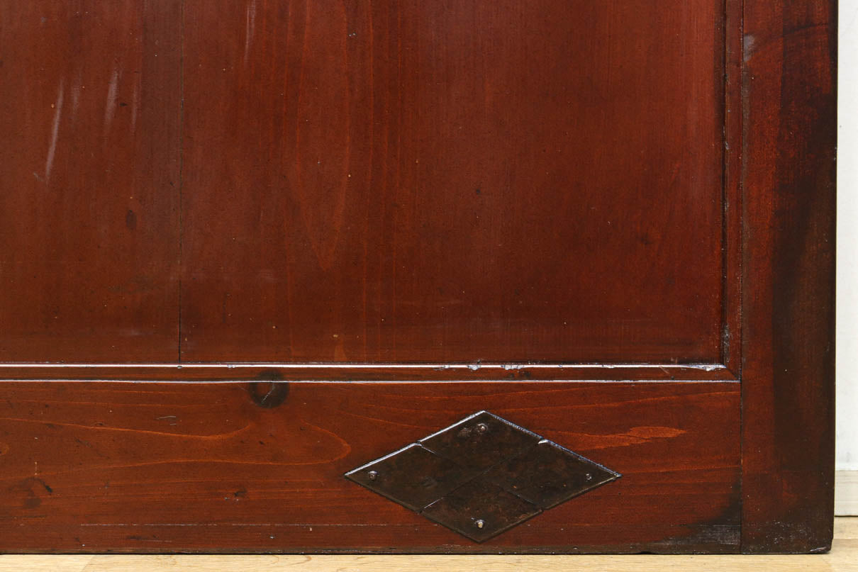 幅1163ミリ、高さ2020ミリ　網入りの小窓を設けた風情ある格子蔵戸　G2533