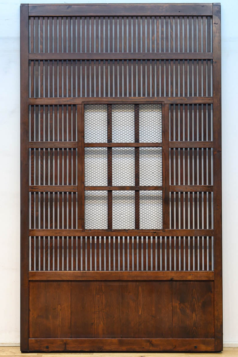 幅1163ミリ、高さ2020ミリ　網入りの小窓を設けた風情ある格子蔵戸　G2533