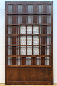 幅1163ミリ、高さ2020ミリ　網入りの小窓を設けた風情ある格子蔵戸　G2533
