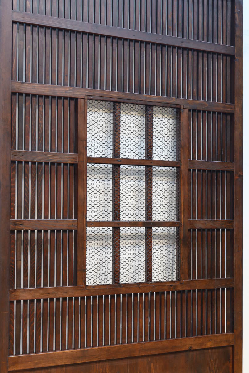 幅1163ミリ、高さ2020ミリ　網入りの小窓を設けた風情ある格子蔵戸　G2533