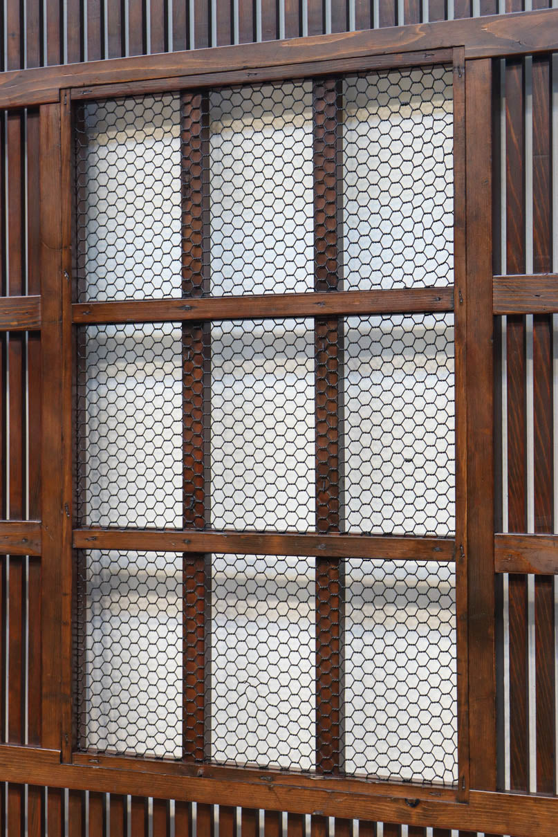 幅1163ミリ、高さ2020ミリ　網入りの小窓を設けた風情ある格子蔵戸　G2533