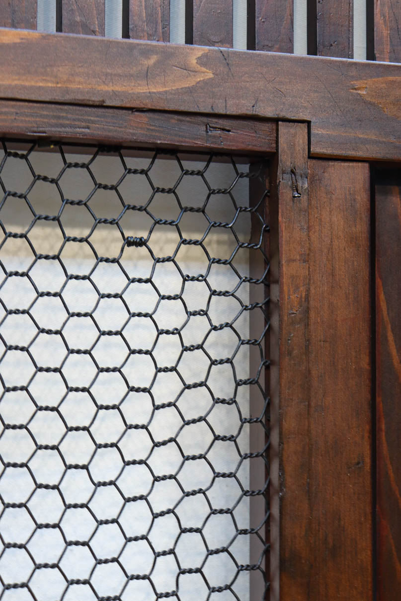 幅1163ミリ、高さ2020ミリ　網入りの小窓を設けた風情ある格子蔵戸　G2533