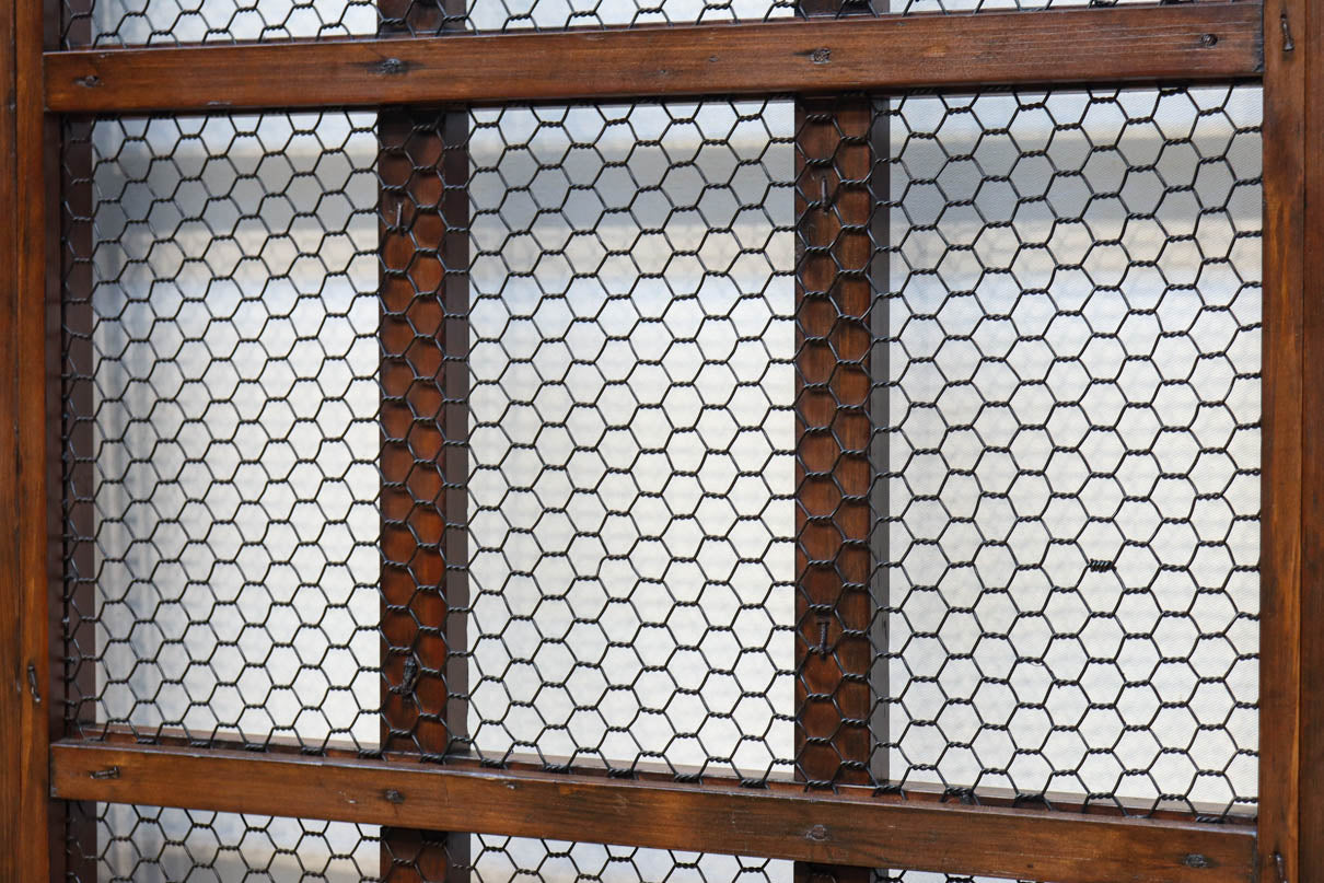 幅1163ミリ、高さ2020ミリ　網入りの小窓を設けた風情ある格子蔵戸　G2533