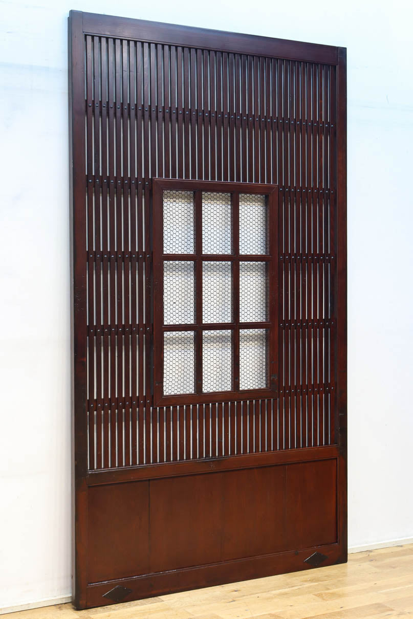 幅1163ミリ、高さ2020ミリ　網入りの小窓を設けた風情ある格子蔵戸　G2533