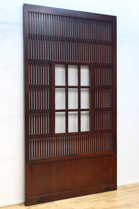 幅1163ミリ、高さ2020ミリ　網入りの小窓を設けた風情ある格子蔵戸　G2533