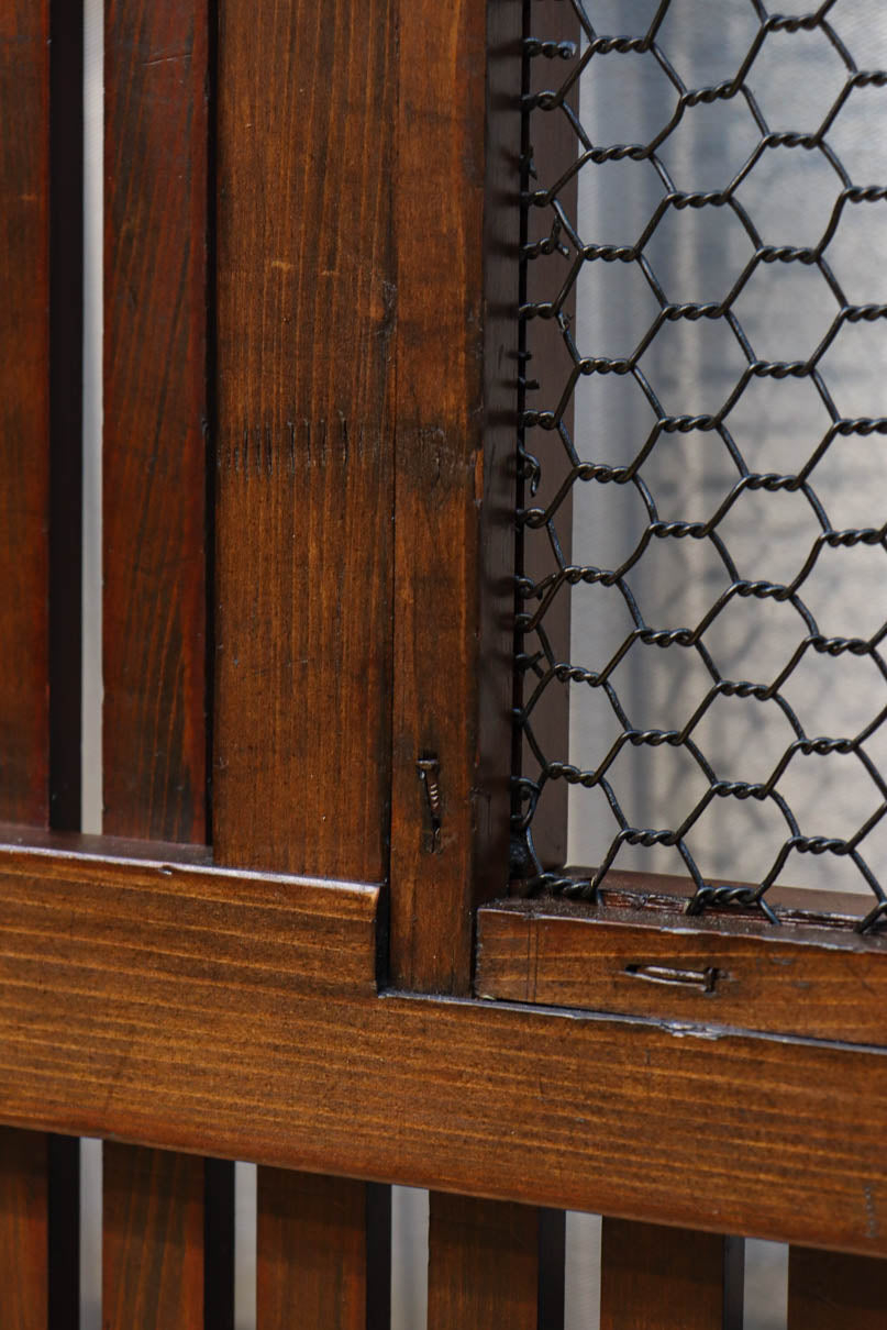 幅1163ミリ、高さ2020ミリ　網入りの小窓を設けた風情ある格子蔵戸　G2533