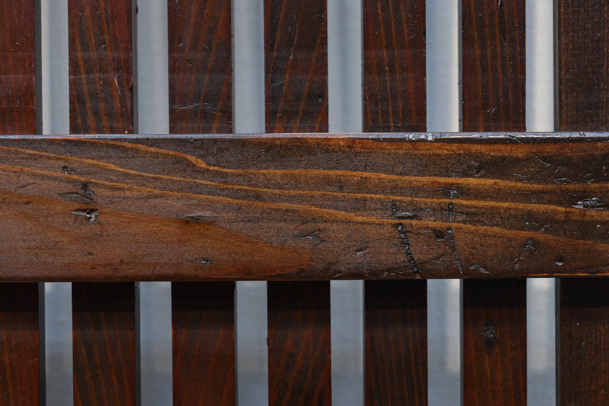 幅1163ミリ、高さ2020ミリ　網入りの小窓を設けた風情ある格子蔵戸　G2533