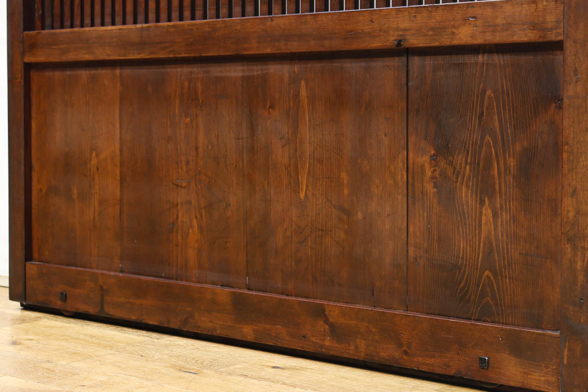 幅1163ミリ、高さ2020ミリ　網入りの小窓を設けた風情ある格子蔵戸　G2533