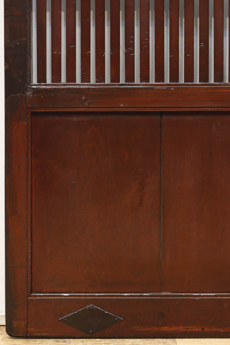 幅1163ミリ、高さ2020ミリ　網入りの小窓を設けた風情ある格子蔵戸　G2533