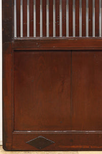 幅1163ミリ、高さ2020ミリ　網入りの小窓を設けた風情ある格子蔵戸　G2533