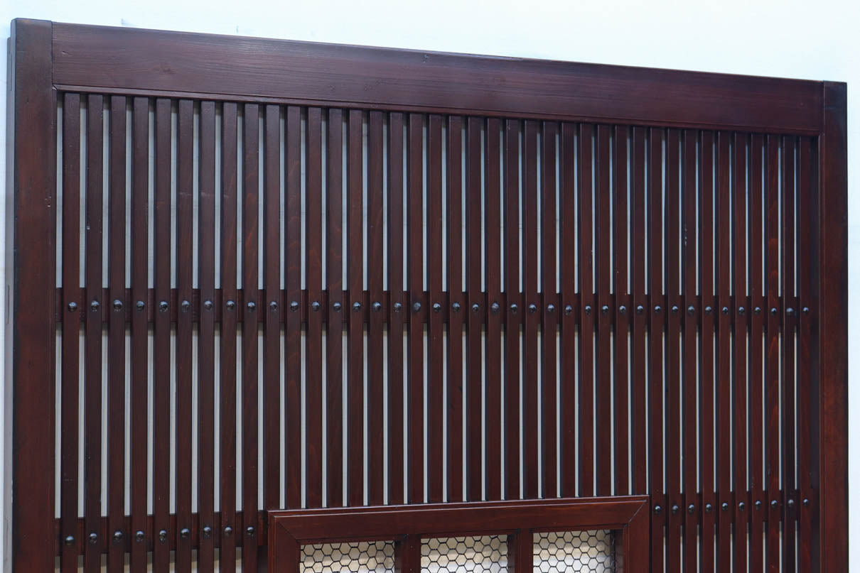 幅1163ミリ、高さ2020ミリ　網入りの小窓を設けた風情ある格子蔵戸　G2533