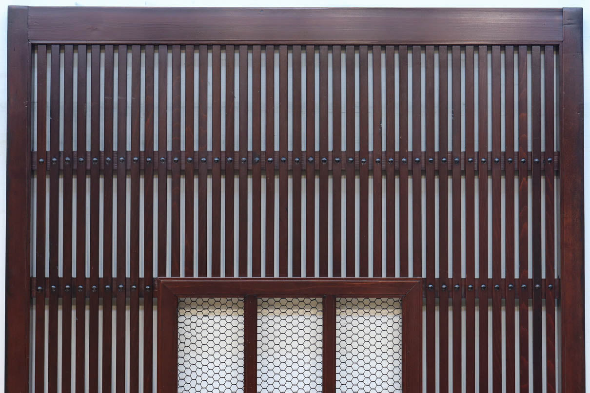 幅1163ミリ、高さ2020ミリ　網入りの小窓を設けた風情ある格子蔵戸　G2533