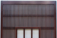 幅1163ミリ、高さ2020ミリ　網入りの小窓を設けた風情ある格子蔵戸　G2533