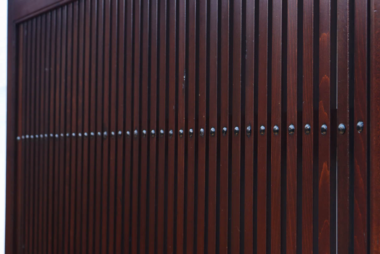 幅1163ミリ、高さ2020ミリ　網入りの小窓を設けた風情ある格子蔵戸　G2533