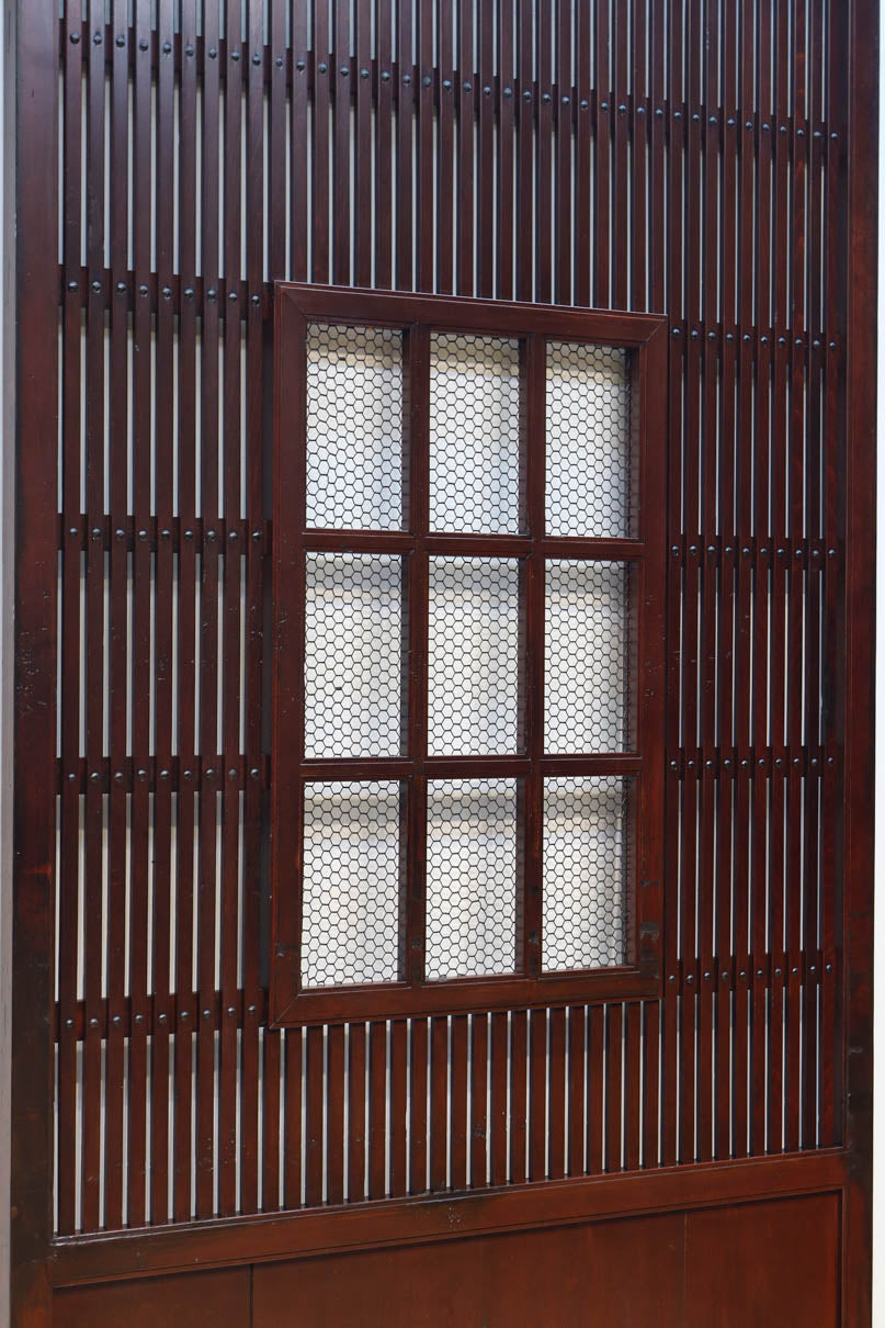 幅1163ミリ、高さ2020ミリ　網入りの小窓を設けた風情ある格子蔵戸　G2533