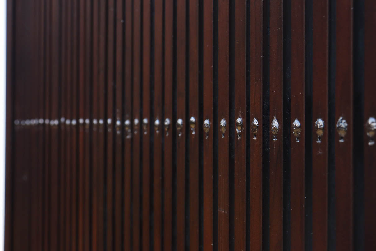 幅1068ミリ、高さ1952ミリ　縁起の良い大黒様の金具が印象的な格子蔵戸　G2534