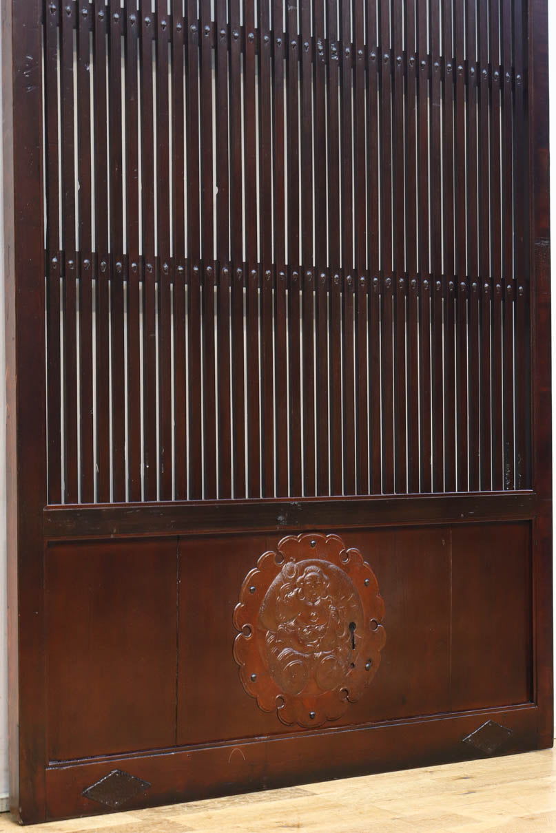 幅1068ミリ、高さ1952ミリ　縁起の良い大黒様の金具が印象的な格子蔵戸　G2534