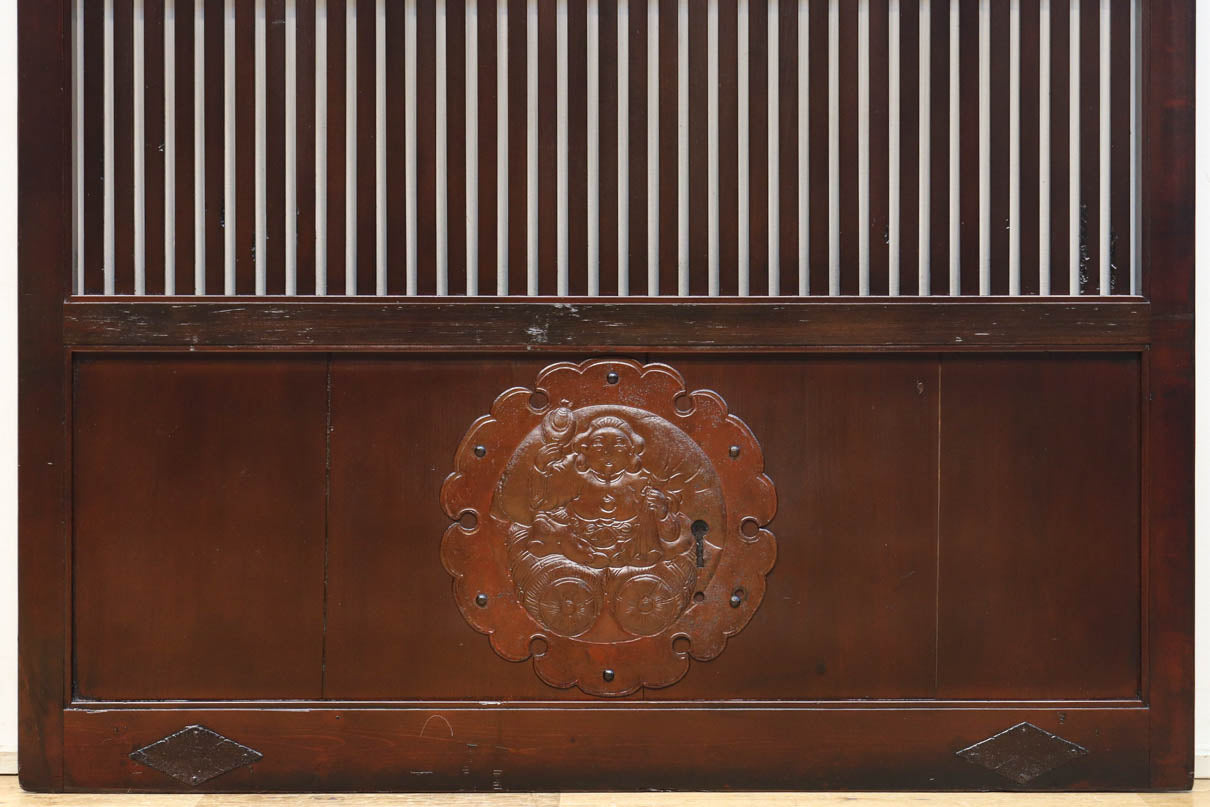 幅1068ミリ、高さ1952ミリ　縁起の良い大黒様の金具が印象的な格子蔵戸　G2534