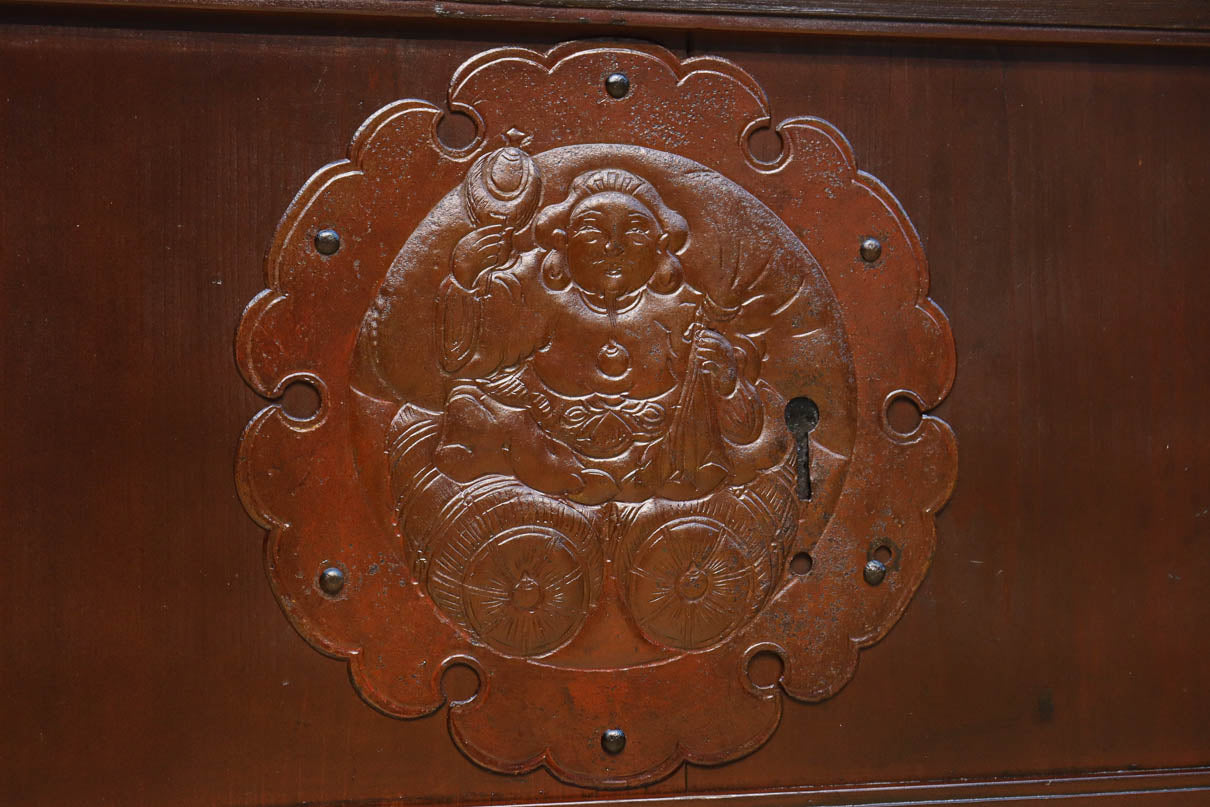 幅1068ミリ、高さ1952ミリ　縁起の良い大黒様の金具が印象的な格子蔵戸　G2534