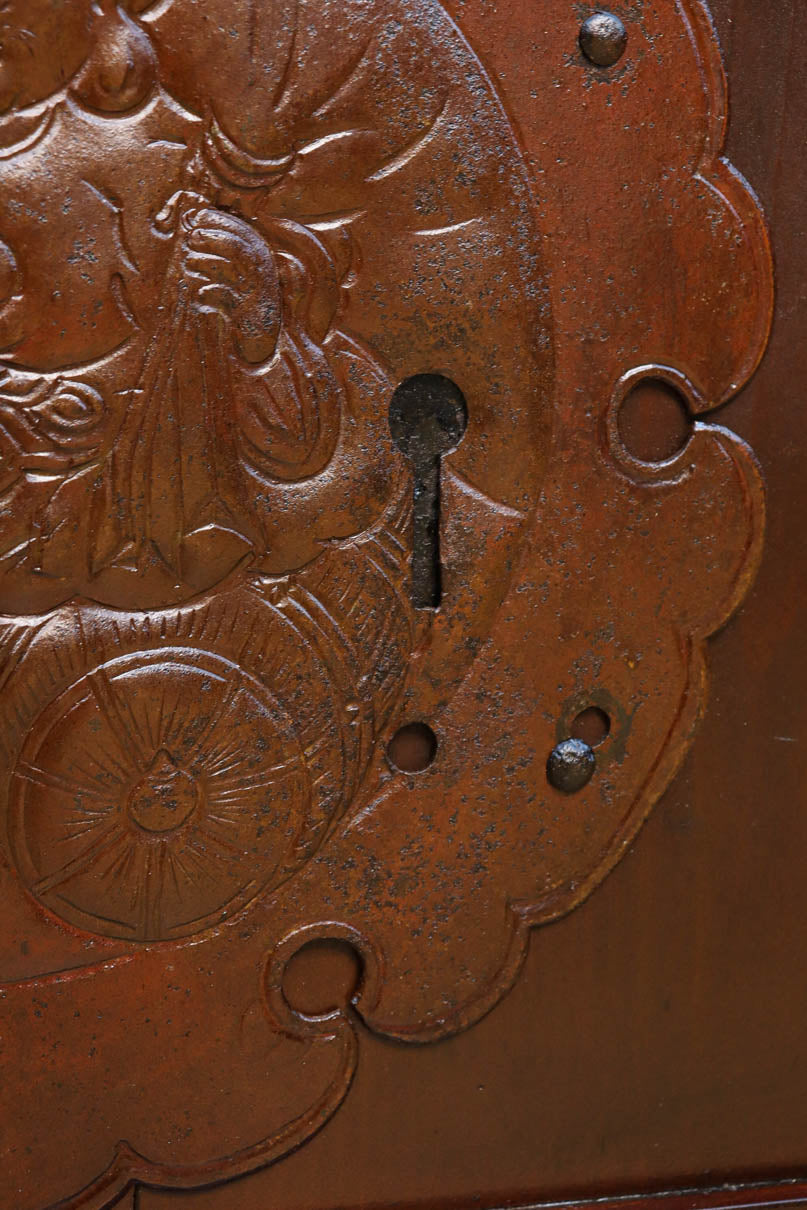 幅1068ミリ、高さ1952ミリ　縁起の良い大黒様の金具が印象的な格子蔵戸　G2534