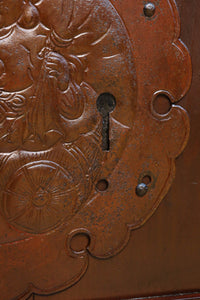 幅1068ミリ、高さ1952ミリ　縁起の良い大黒様の金具が印象的な格子蔵戸　G2534