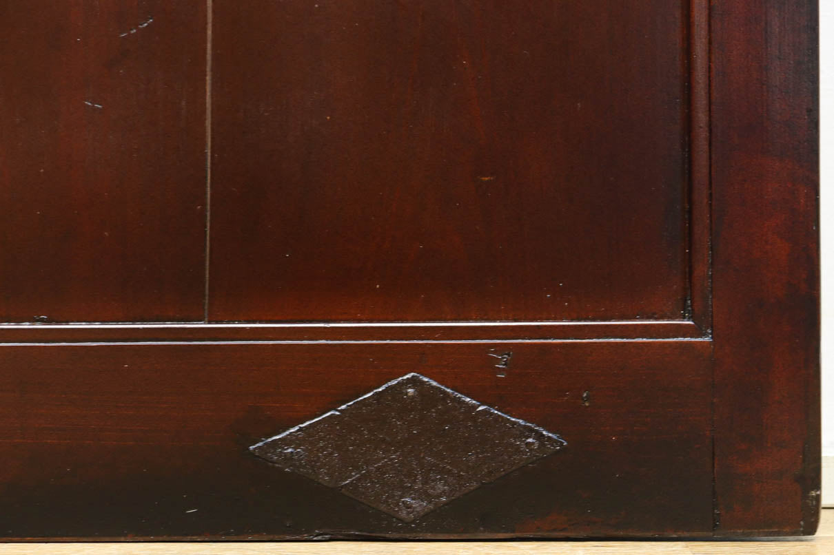 幅1068ミリ、高さ1952ミリ　縁起の良い大黒様の金具が印象的な格子蔵戸　G2534