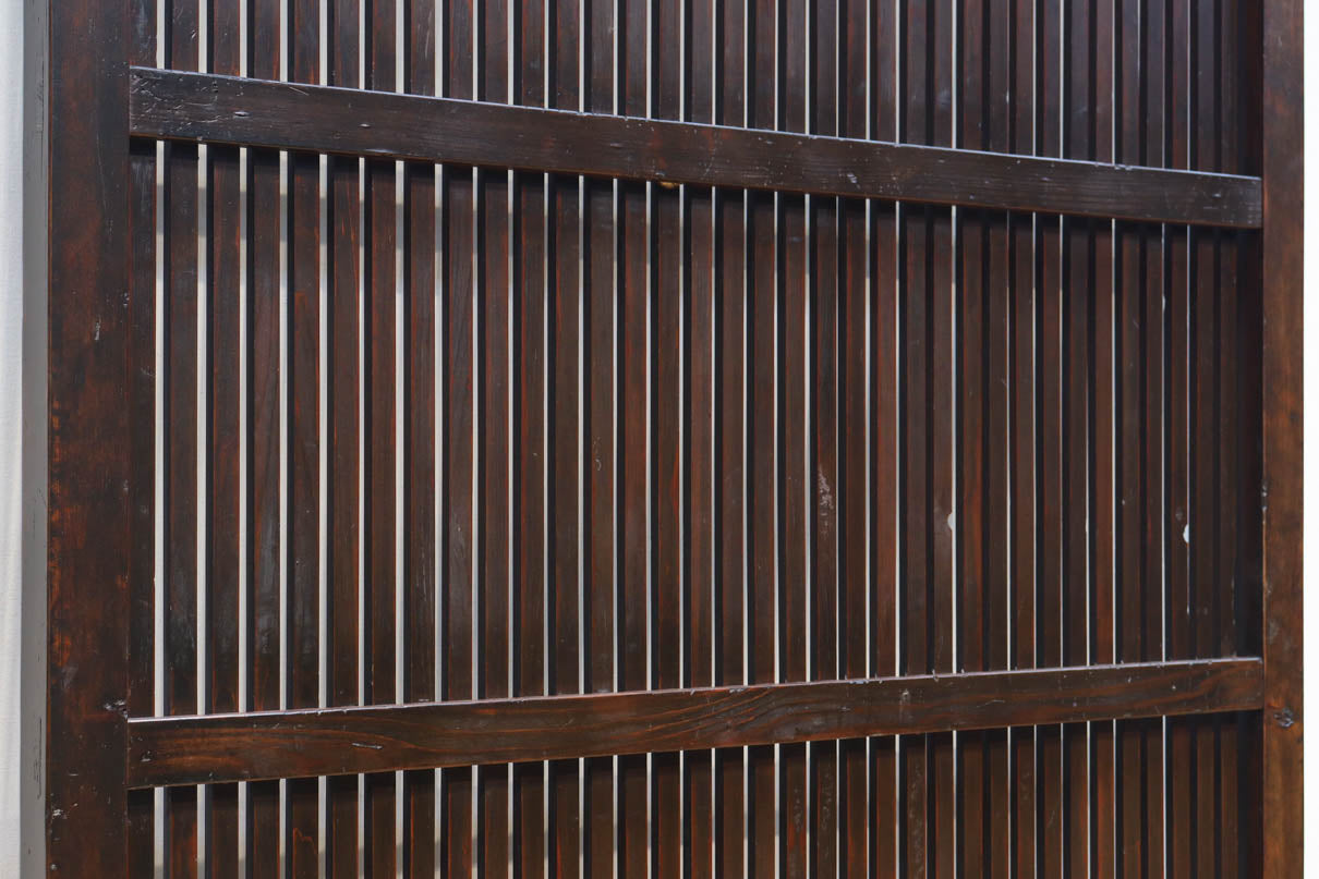 幅1068ミリ、高さ1952ミリ　縁起の良い大黒様の金具が印象的な格子蔵戸　G2534