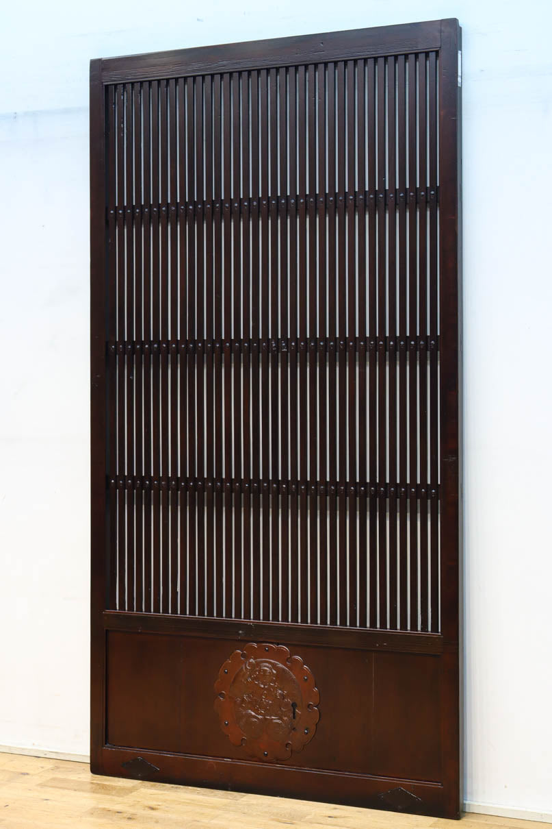 幅1068ミリ、高さ1952ミリ　縁起の良い大黒様の金具が印象的な格子蔵戸　G2534