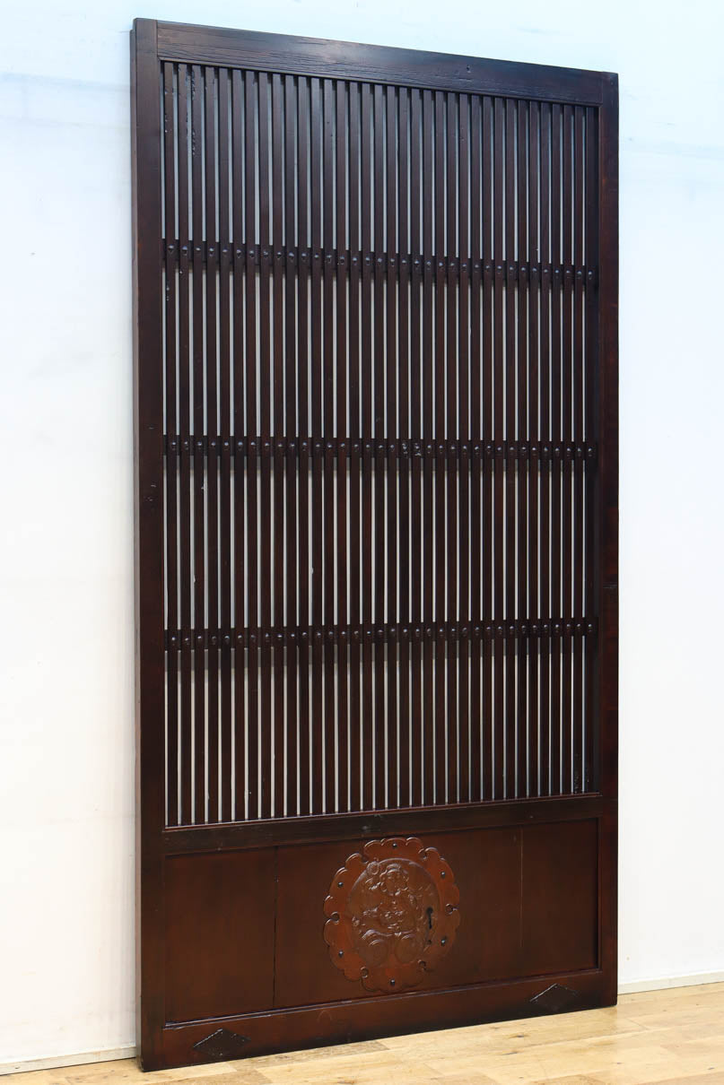 幅1068ミリ、高さ1952ミリ　縁起の良い大黒様の金具が印象的な格子蔵戸　G2534
