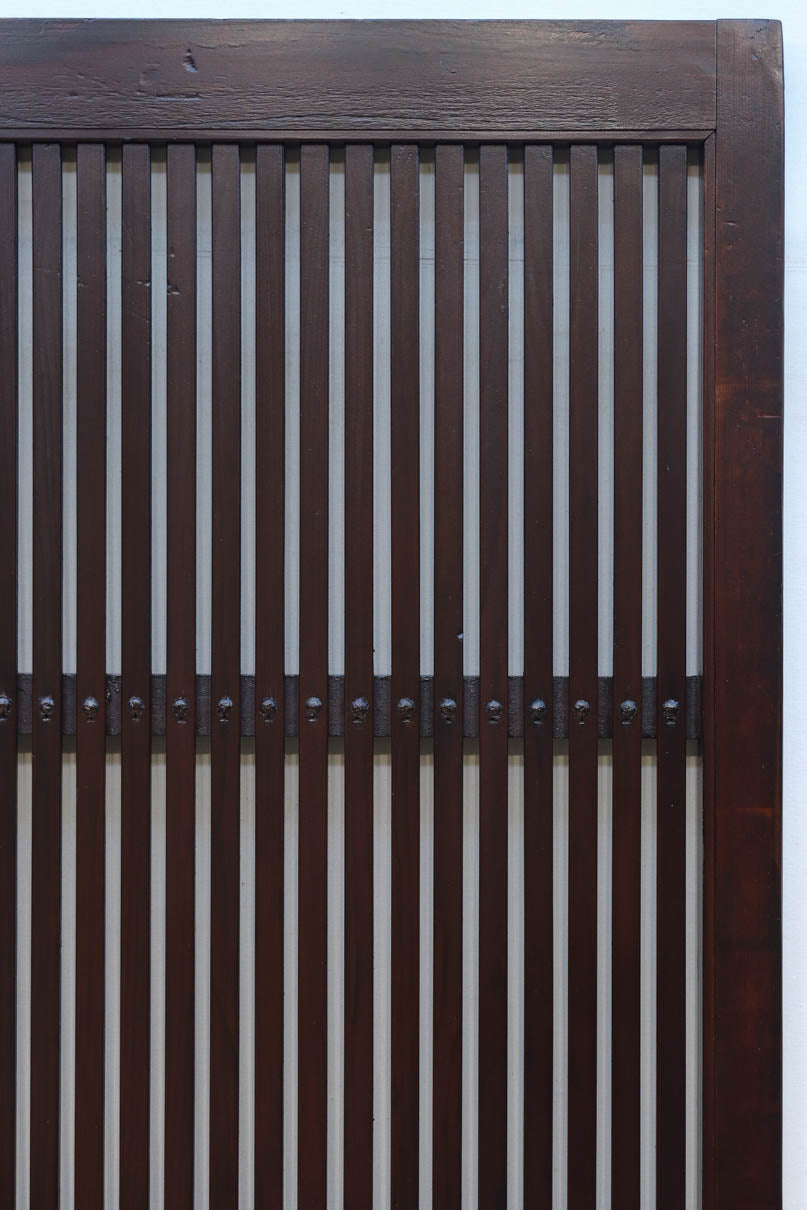 幅1068ミリ、高さ1952ミリ　縁起の良い大黒様の金具が印象的な格子蔵戸　G2534