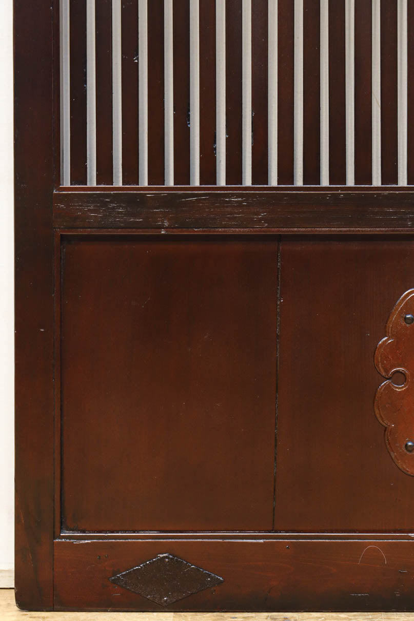 幅1068ミリ、高さ1952ミリ　縁起の良い大黒様の金具が印象的な格子蔵戸　G2534