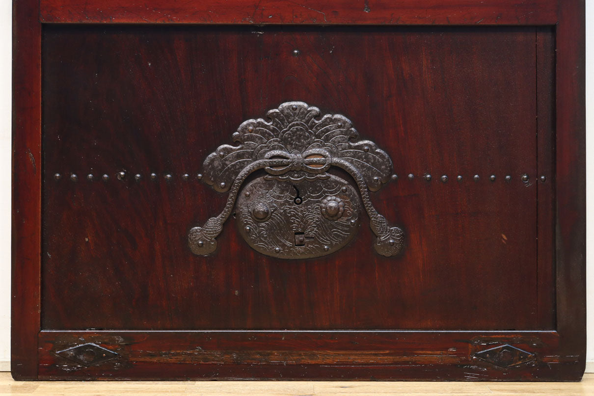 幅1093ミリ　赤みを帯びた色彩に巾着金具が味わいをもたらす総欅富山蔵戸　G2535